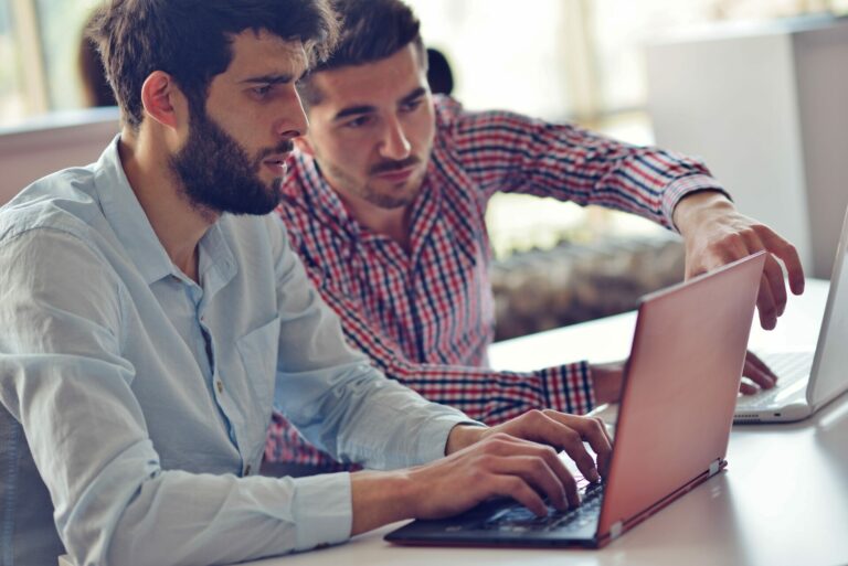 2 collaborateurs sur un ordinateur