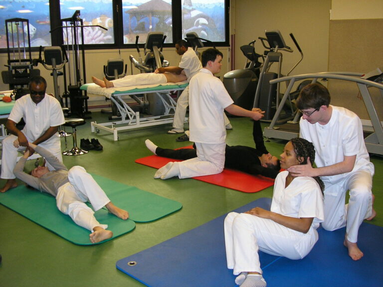 Photo de stagiaires en formation pratique de masso-kinésithérapeute