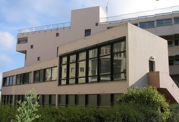 Photo du bâtiment de l'ESRP cubique avec sa façade vitrée