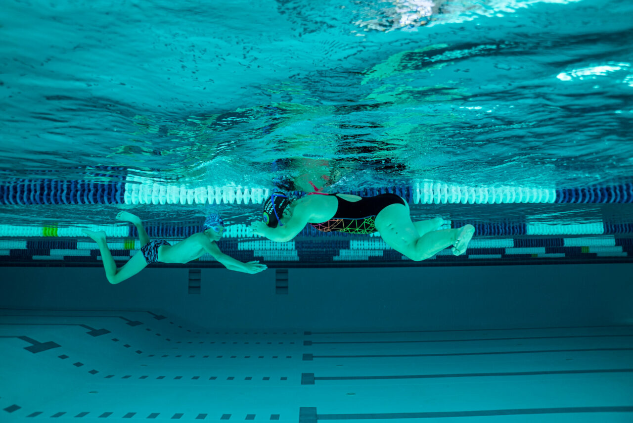 Photo prise sous l'eau de 2 nageurs de l’équipe de natation handisport junior d’Ukraine en plein entrainement